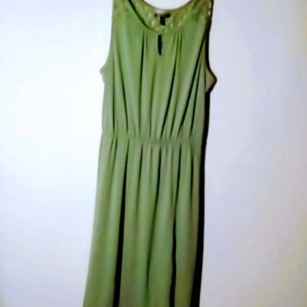 Sleeveless, knee length dress